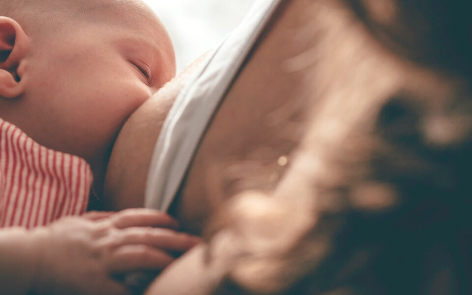 breastfeeding-close-up