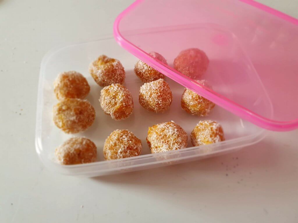 Homemade-bliss-balls-in-container-meal-prep