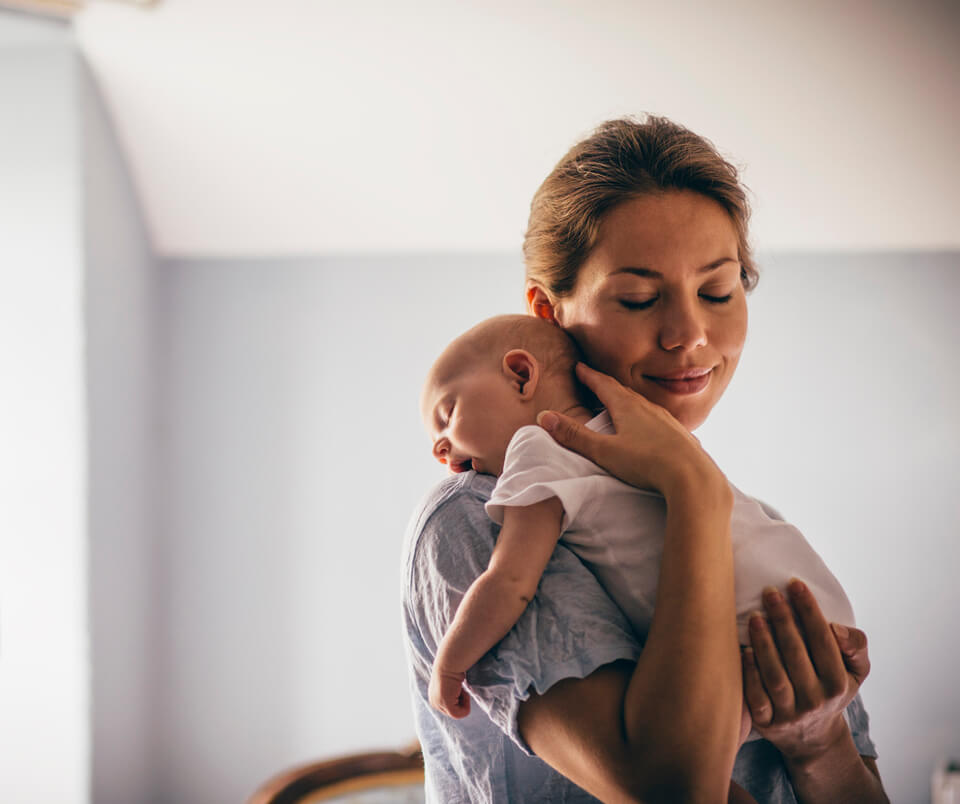 mum-hugging-newborn-sleepling