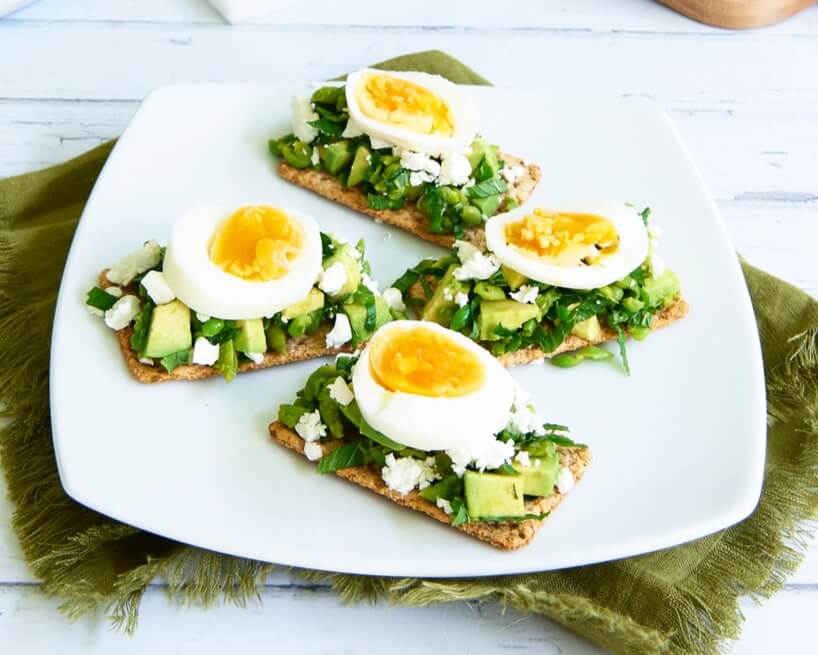 Smashed_Pea_Feta_Avo_Egg_Crackers