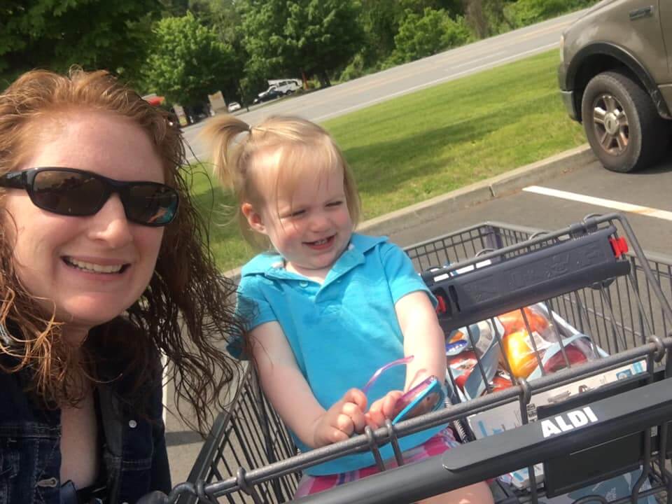 Healthy-Mommy-Robyn-grocery-shopping-with-daughter