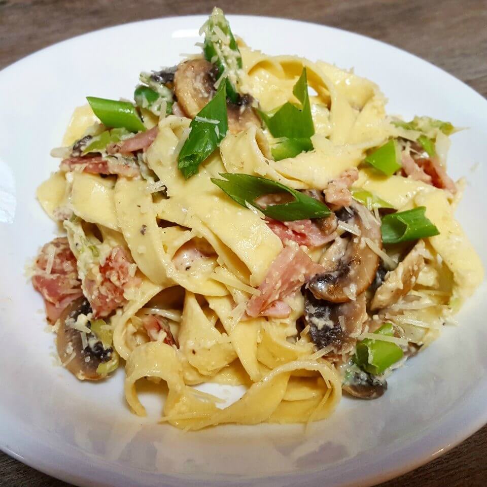 Healthy-and-creamy-carbonara-pasta