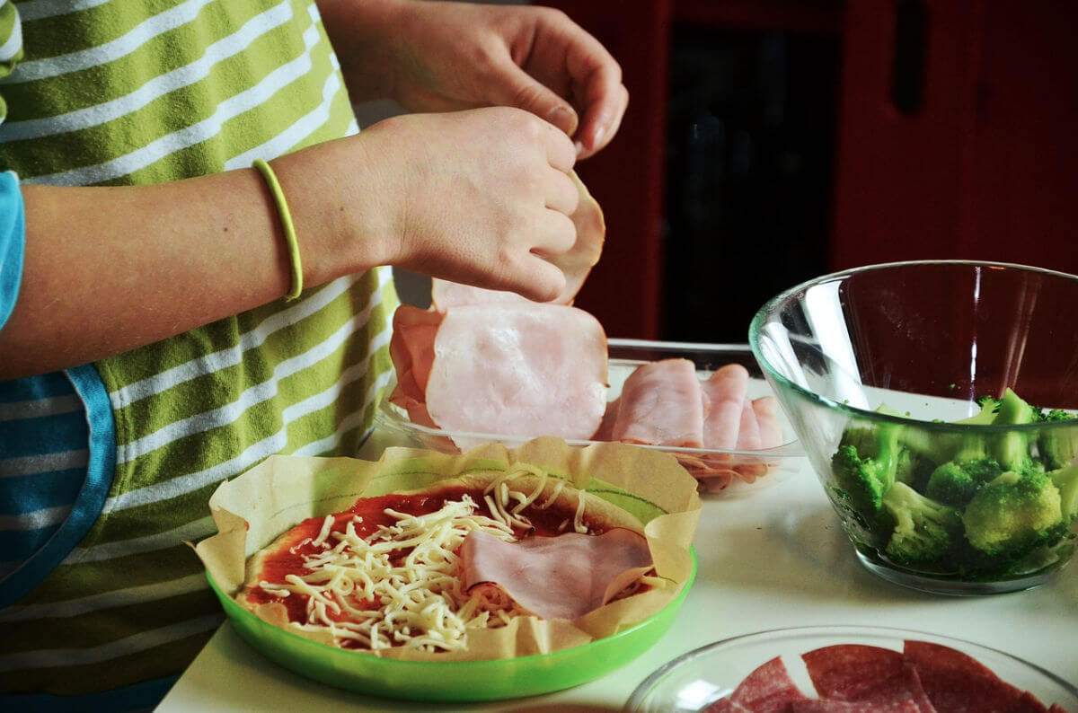 kids-making-pizza