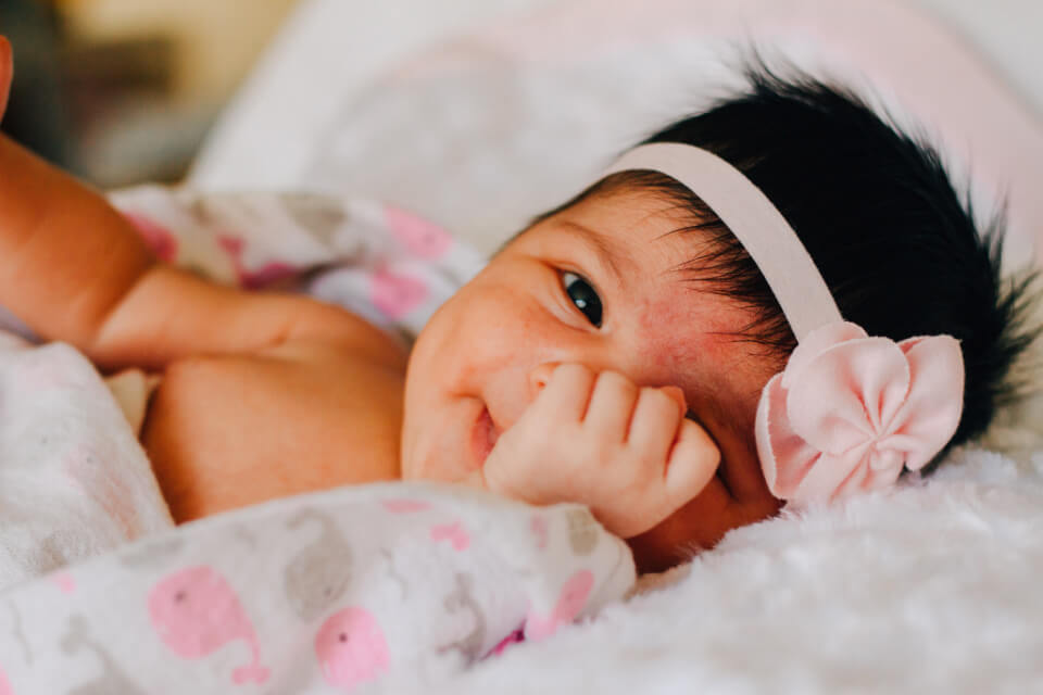 baby-girl-flower-hair